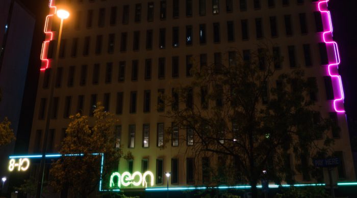 Neon House WEB SM
